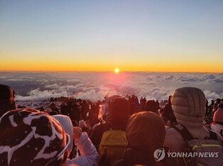 작년 제주 관광객 1천378만명…"보전·공존 여행문화 확산 노력"