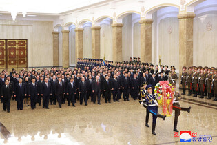 N.K. officials visit Kumsusan Palace on New Year's Day