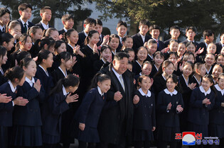 N.K. leader meets art troupe of Korean schoolchildren in Japan