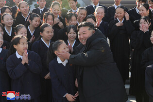 N.K. leader meets art troupe of Korean schoolchildren in Japan