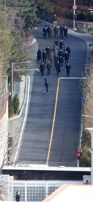 Execution of warrant to detain Yoon halted