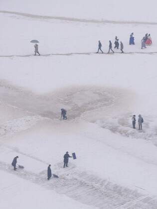 Heavy snow blankets greater Seoul