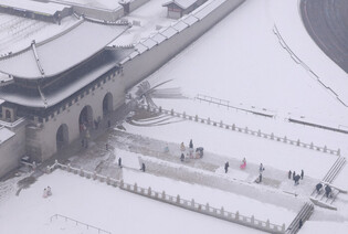 Heavy snow blankets greater Seoul