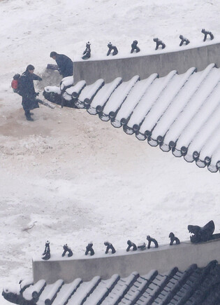 Heavy snow blankets greater Seoul