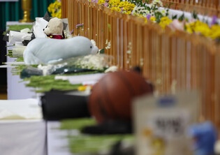Paying tribute to plane crash victims