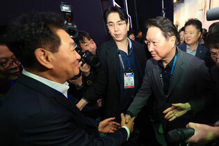 SK Group chief visits U.S. electronics show