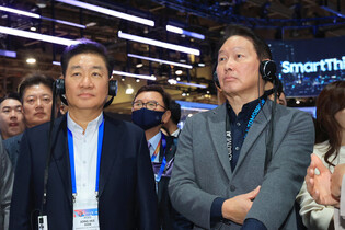 SK Group chief visits U.S. electronics show