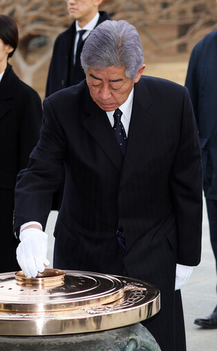 Japanese foreign minister honors war dead in Seoul
