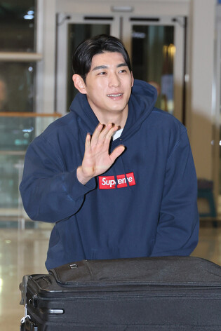 Giants outfielder Lee Jung-hoo leaves for U.S.