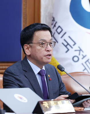 Acting president attends Cabinet meeting