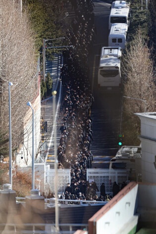 Execution of warrant to detain Yoon