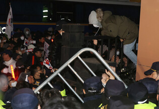 Yoon's supporter climbs fence