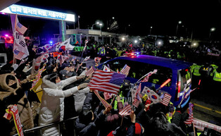 Yoon returns to detention center