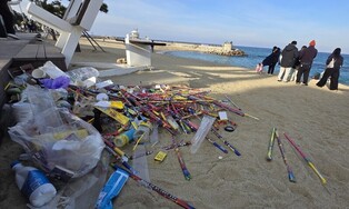 핫스폿 강릉 강문해변 가보니…"포토존 옆에 쓰레기 더미"