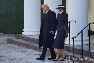 [트럼프 취임] 멜라니아 패션 화제 "씬스틸러…마피아 부인 같다"(종합)