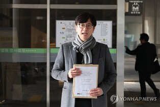 Singer Lee Seung-hwan files damages suit against Gumi mayor over concert cancellation