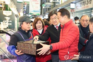 與, 설 연휴 앞두고 망원시장서 "절약보다 소비가 미덕"