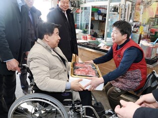 유철환 권익위원장, 당진시 합덕시장 방문해 상인들 격려