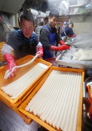 Making Korean rice cakes ahead of holiday