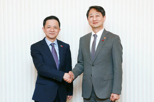 Industry minister meets China's top envoy