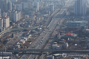 설연휴 첫날 아침 귀성길 정체 시작…서울→부산 5시간30분