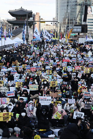Protesters rally for Yoon's resignation