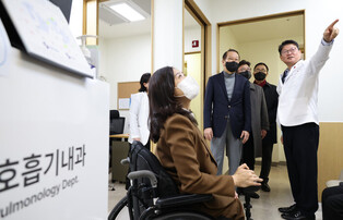 Ruling party's interim leader visits hospital