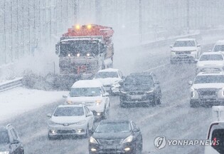 폭설에 고속도로 양방향 곳곳 정체…교통사고도 속출