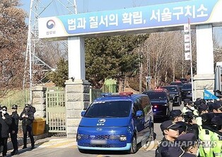 Presidential aides meet Yoon at detention center