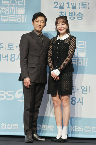 S. Korean actor Ahn Jae-wook and actress Um Ji-won