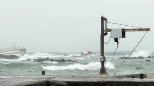 10 people rescued after 2 fishing boats run aground off Jeju Island