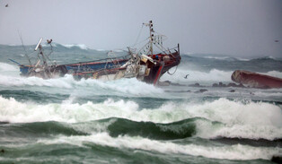 2 fishing boats run aground near Jeju