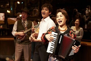 무대서 마시고 공연 촬영하고…색다른 공연 관람 문화 찾아온다