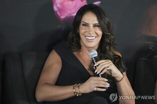 오스카 후보 성전환 배우, 윤여정 수상 비하 등 논란에 "사과"