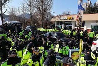 Yoon meets ruling party leaders at detention center