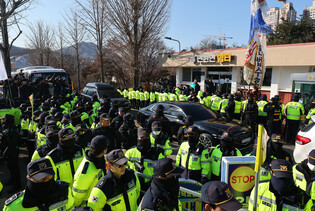 Ruling party's leadership meets with detained Yoon