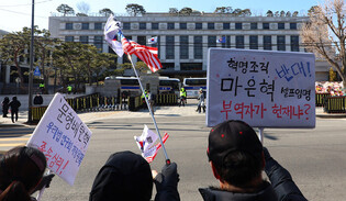 Rally in front of Constitutional Court