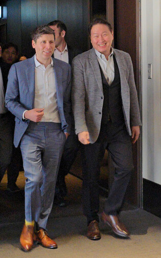 SK Group chief meets OpenAI CEO