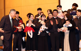 Builder offers employees 100 mln won per birth