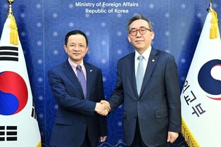 FM Cho stresses close communication with China on APEC, N. Korea