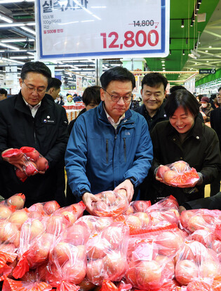Acting president visits market
