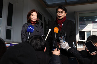 Ruling party lawmakers meet detained President Yoon