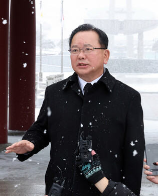 Ex-PM Kim Boo-kyum honors late pro-democracy fighters