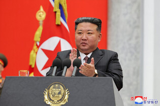 Kim Jong-un visits defense ministry