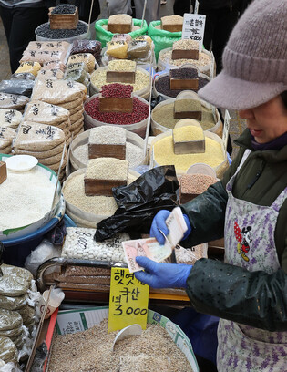 Ahead of Lunar New Year's 1st full moon
