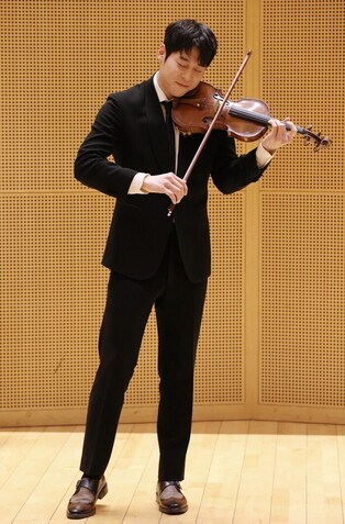 Korean American violinist Danny Koo