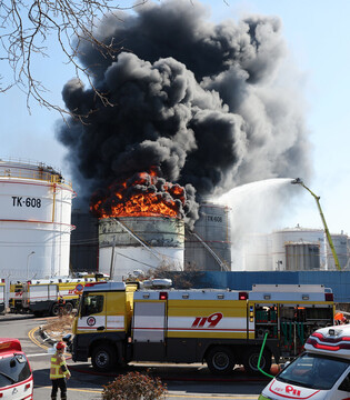 Explosion at oil storage tank