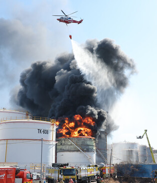 Explosion at oil storage tank
