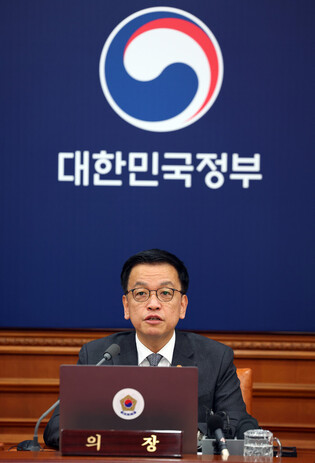 Acting president attends Cabinet meeting