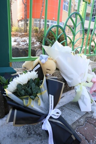 Mourning of elementary school pupil killed by teacher